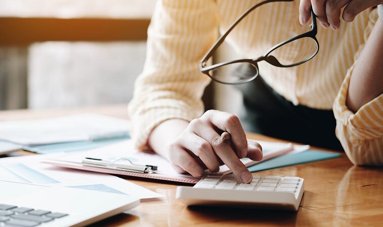 Jaką rolę pełnią księgowi i radcy prawni w profesjonalnej obsłudze nieruchomości?